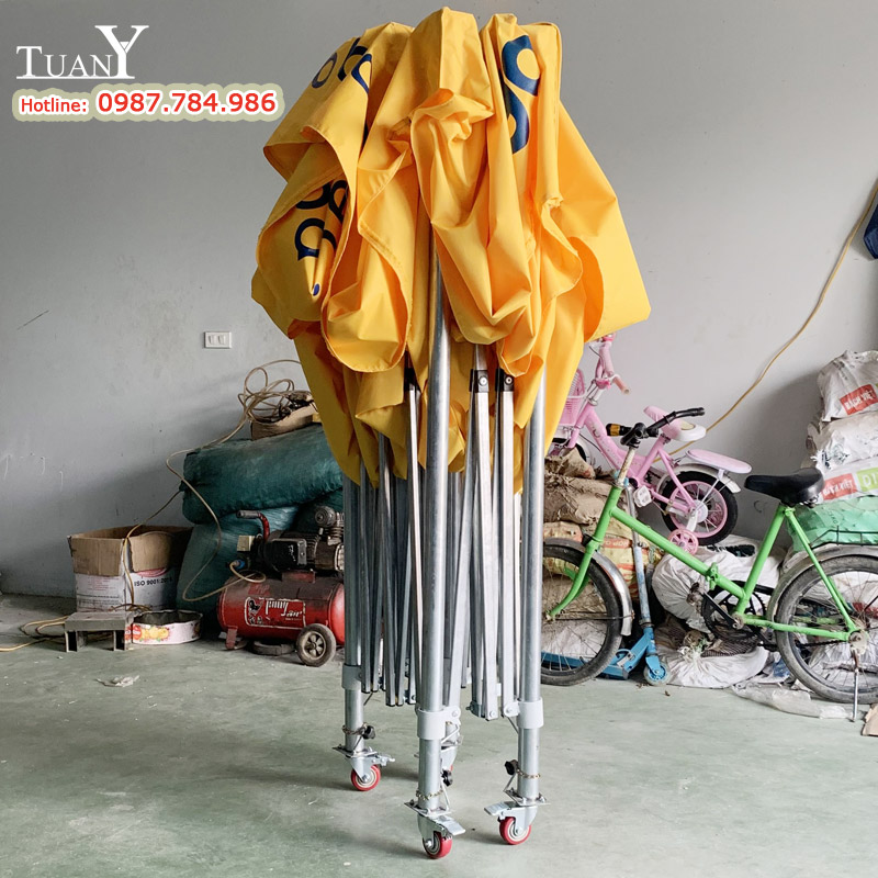 Khung lều xếp chân trụ tròn, có bánh xe khi thu gọn dễ dàng vận chuyển