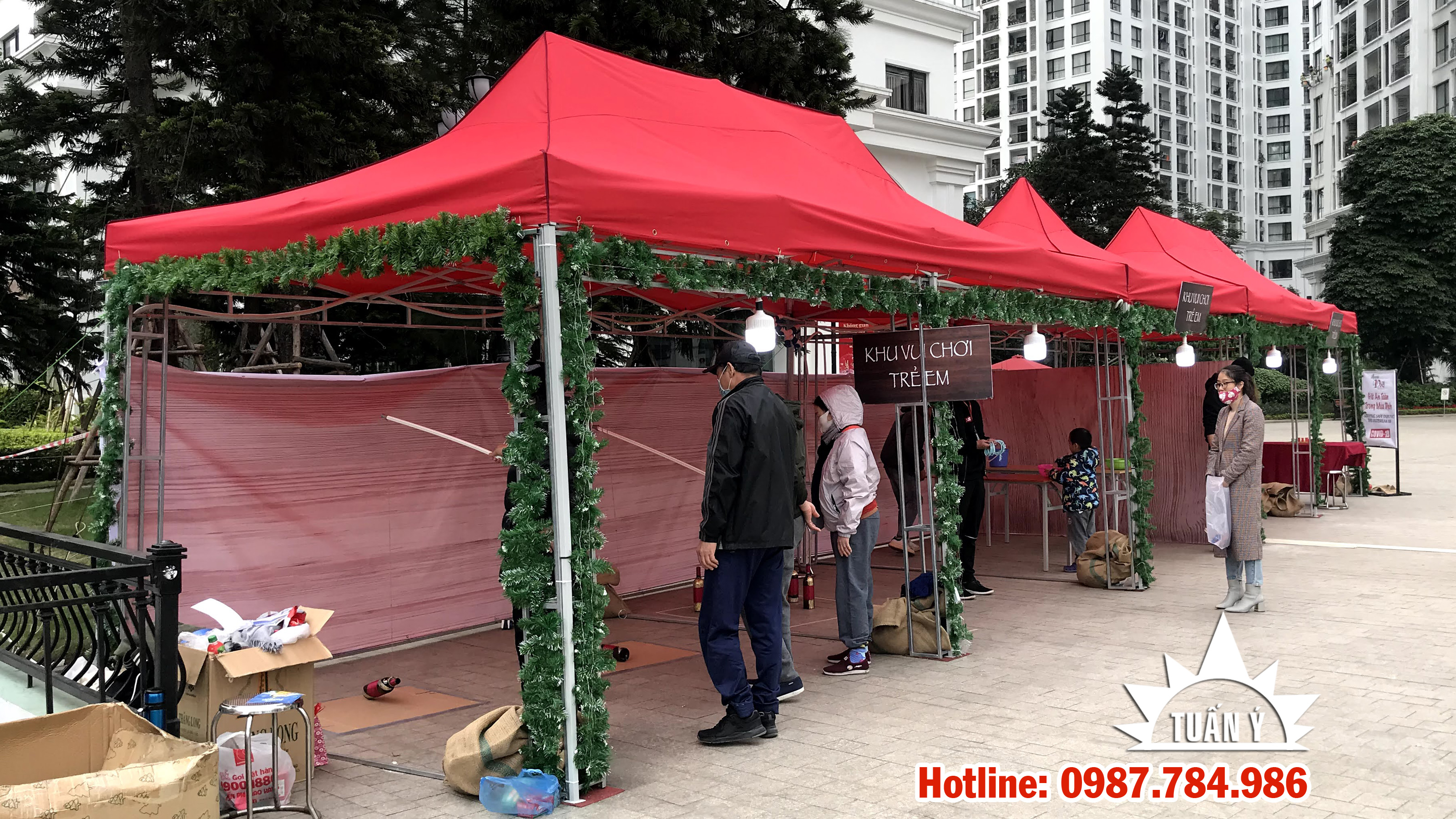 Nhà bạt diện tích 18m vuông dùng bán hàng hội chợ Giáng Sinh