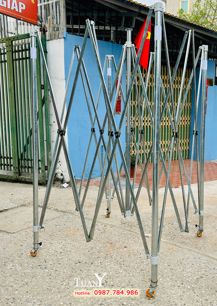 Toàn bộ Khung nhà bạt làm từ thép mạ kẽm, mỗi chân đều có bánh xe di chuyển